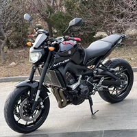Moto Yamaha MT-09, trois cylindres, puissance et confort de conduite, position confortable, motos de rue, 600-1000 cm³