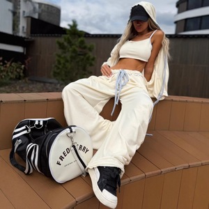 Conjunto de dos piezas al por mayor: Top de terciopelo con capucha y manga larga, pantalones oversize con cordón y detalle fruncido, ribete en contraste, estilo casual personalizado. - Product Image 3