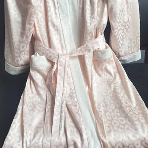 <span class=keywords><strong>Accappatoio</strong></span> Personalizzato a Doppio Strato in Raso Esterno e Pile Corallo Interno, <span class=keywords><strong>Jacquard</strong></span> 100% Poliestere, Comodo per Donne - Product Image 4