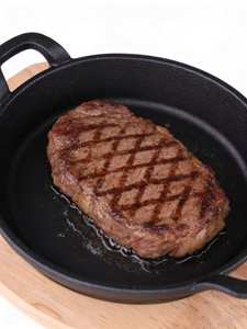 Poê<span class=keywords><strong>le</strong></span> à frire ovale en fonte antiadhésive de haute qualité Zunck pour steaks, avec base en bois - Product Image 4