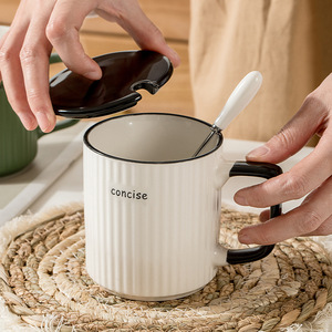 Taza de cerámica con tapa y cuchara, diseño minimalista, estampado de letras, uso en el hogar y la oficina, apta para microondas, apta para lavavajillas - Product Image 1