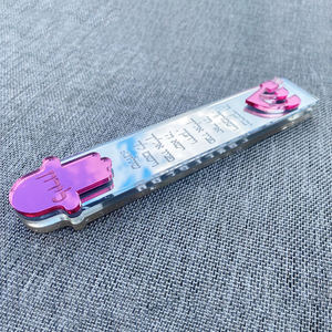 Étui Mezuzah découpé au laser personnalisé avec nom et miroir de bénédiction pour la maison en acrylique avec design de boîte cadeau Shin et Hamsa Judaica - Product Image 4