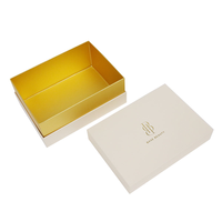 Boîte cadeau de luxe personnalisée en carton rigide écologique beige doré, 2 pièces (couvercle et base) avec col pour vêtements
