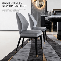 Chaise de salle à manger moderne de luxe gris, rembourrée, dossier haut sculptural, pieds noirs, embouts dorés, chaise d'appoint contemporaine