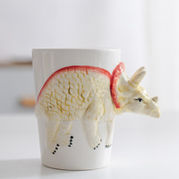 Tasses de nouveauté de boîte d'animal de dessin animé 3D la dernière poignée étrange tasse de dinosaure en forme de poignée en céramique présente avec accessoires de plateau