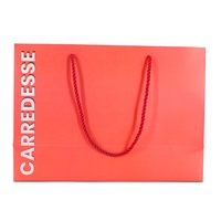 Sacs cadeaux en papier kraft rouge personnalisés avec logo imprimé et poignées en corde de coton pour emballage de boutiques et vente en gros