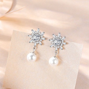 Boucles d'oreilles pendantes personnalisées en acier inoxydable plaqué or 18 carats avec perles, style Huggies, bijoux de mode pour femmes, fourniture directe d'usine - Product Image 6