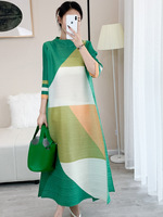Robe plissée sur mesure style Miyake pour femme, élégante, à blocs de couleur, imprimé géométrique, manches courtes, longueur maxi, tenue de fabricant