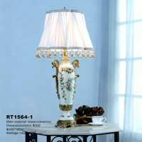 Lampe de table en céramique de style français, relief en laiton, ornée, luxe, lampe de bureau de palais, abat-jour perlé pour suite royale