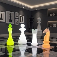 Juego de Piezas de Ajedrez Gigantes de Resina con Iluminación LED Contemporáneo, Lámpara de Pie con Rey, Caballero, Bispo, Peón y Torre que Brillan con Luz LED