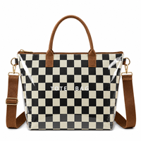 Sac fourre-tout imperméable brillant à rayures nautiques |   Sac à main de plage personnalisé avec logo de resort |   Sac à bandoulière personnalisé pour cadeaux, échantillonnage en 7 à 10 jours