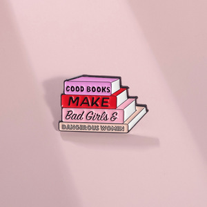 Spilla smaltata con impilamento di libri femministi, citazione letteraria 'I buoni libri rendono le cattive ragazze donne pericolose', distintivo in metallo per decorazione e regalo - Product Image 5