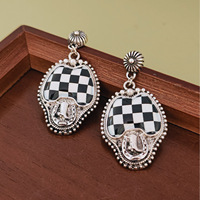 Pendientes de estilo occidental con diseño de tablero de ajedrez, regalos para ella, con incrustaciones de turquesa y botas, pendientes colgantes de esmalte blanco y negro