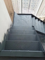 Escalier de villa extérieur à structure en acier robuste, cadre métallique préfabriqué, escalier mono-poutre pour bureau moderne