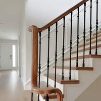 Système de rampe d'escalier intérieur moderne nordique minimaliste avec marches en bois sur mesure, balustres métalliques et main courante pour villa, idéal pour le bricolage