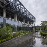 Salle d'exposition spacieuse en acier avec un toit haut et un sol clair pour les événements