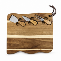 Planche à découper en bois rectangulaire avec extrémités ondulées festonnées, 3 emplacements pour couteaux à fromage, sangle en cuir et bande décorative
