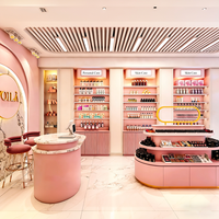 Sweet Luxe Makeup Boutique avec étagères ouvertes superposées personnalisées et stand d'affichage central rotatif éclairé parLED