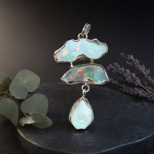 Colgante de Ópalo Etíope en Bruto con Tres Piedras: Un Sinfonía Radiante de la Naturaleza y la Artisanía - Product Image 3