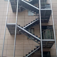Escalier d'évacuation en structure métallique, marches d'urgence pour sorties de secours, accès de sécurité pour bâtiments industriels, projet de fabrication sur mesure