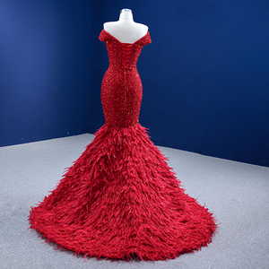 Robe de soirée élégante sur mesure Rsm67433, rouge, à épaules dénudées, ornée de perles et de plumes, coupe ajustée, dos nu - Product Image 3