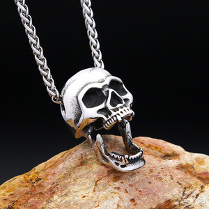 Collar con colgante de calavera yunnique de acero inoxidable para hombre, abridor de botellas, joyería de moda - Product Image 1