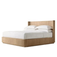 Lit plateforme à panneaux cannelés en noyer avec tête de lit en bois à nervures verticales, mobilier de chambre principale moderne pour villa et gîte, lit double