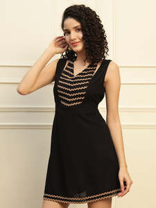 Robe trapèze en rayonne unie pour femme, col en V, sans manches, longueur au-dessus du genou, coupe ajustée et évasée, idéale pour l'été, les soirées décontractées ou les tenues de style western. - Product Image 6