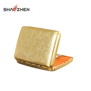 Vendita calda di lusso da uomo moderna scatola per portasigarette impermeabile con Design dorato rifinito inciso in metallo resistente ottone - Product Image 1
