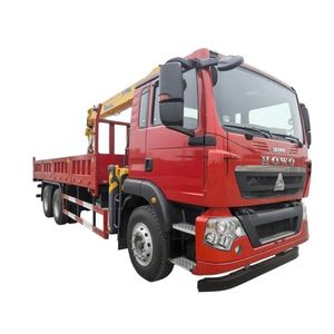 Grue montée sur camion Sinotruk de 8 tonnes à flèche à 5 sections, levage efficace, construction robuste, performance durable - Product Image 1