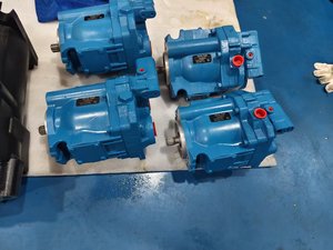 Bomba de pistones axiales hidráulica de alta presión 70453 78453 70423 70412-366C 70422-RFJ 70422-RDU 70422-RCO 70422-LCO para construcción - Product Image 4