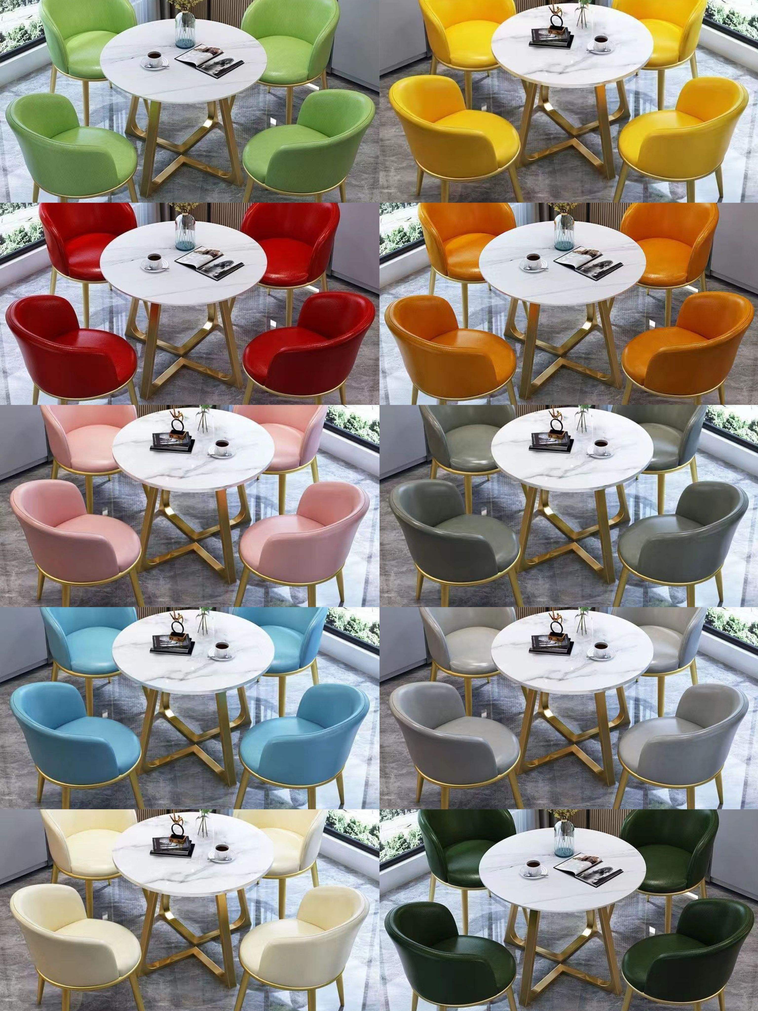 Une table et deux chaises avec pieds dorés