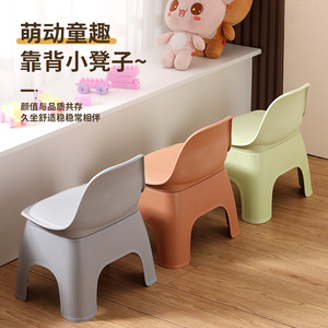 Silla infantil de plástico con respaldo y asiento de espuma, portátil y ligera, para uso en interiores y exteriores. - Product Image 2