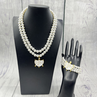 Collier avec pendentif emblème bouclier PHILO en perle de 10 mm, un cadeau pour les sœurs de sororité