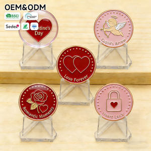 حامل عرض عملات معدنية مقبب من الأكريليك، بسمك 38 مم و4 مم، بتصميم قفل قلب أحمر ونقش بالليزر، لامع، بتصميم سهم كيوبيد وشعار الحب الأبدي. - Product Image 5