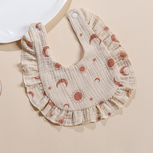 Bavoir pour bébé avec bouton de fermeture doux OEM pour nourrissons et tout-petits Nouveau bavoir à salive en pure gaze de coton à volants en dentelle et imprimé d'animaux - Product Image 6