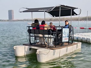 เรือไฟฟ้าสำหรับพักผ่อน ลดราคาพิเศษ ตัวถัง LLDPE แบบไทยสั่งทำพิเศษ ราวสแตนเลส พร้อมหน้าจอ LCD และระบบเล่นเพลง - Product Image 2