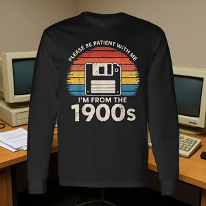 Por favor, ten paciencia conmigo, soy de los años 1900, camiseta de manga larga con diseño de disquete. - Product Image 3