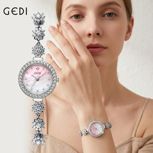 Montre pour femme en nacre rose avec bracelet serti de diamants et cadran dégradé - Product Image 1