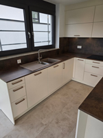Meuble de cuisine en forme de L, plan de travail en bois, portes blanches, poignées noires, panneau MDF écologique E1, stratifié PVC, ensemble de rangement personnalisé