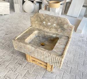 Vasque de salle de bain en marbre beige cannelé avec crédence intégrée |   Lavabo de salle de bain en pierre intégré |   Meuble-lavabo mural de luxe - Product Image 5