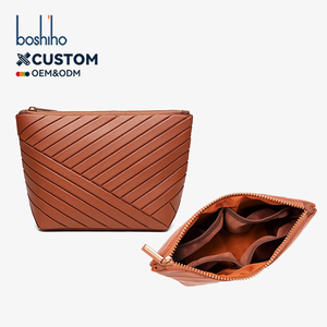 Pochette de voyage multi-poches en PVC écologique avec logo personnalisé, couture chevron, grande capacité pour organiser les objets, idéale comme cadeau - Product Image 1