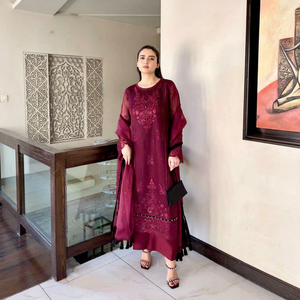 Conjunto de Salwar Kameez para Mujer en Chifón Bordado Color Borgoña, con Camisa Delicada con Cuentas, Pantalones y Dupatta, Ideal para Fiestas Formales - Product Image 1