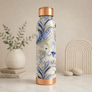 Botella de agua de cobre esmaltado hecha a mano de lujo con diseño floral azul y tapa con acabado en cobre. Esta botella de cobre premium con revestimiento de esmalte. - Product Image 1