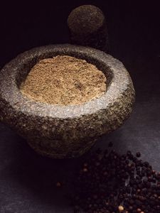 ผงพริกไทยดำและเมล็ดพริกไทยเต็มเมล็ดในชามสีขาวบนพื้นผิวไม้ - Product Image 6