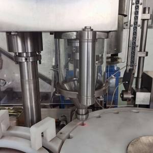 Máquina automática de tapado <span class=keywords><strong>y</strong></span> llenado de polvo de viales de 2/4 cabezales, llenado <span class=keywords><strong>y</strong></span> tapado de alta precisión de 1-20g - Product Image 4