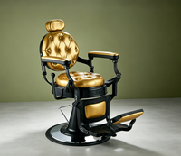 Fauteuil de barbier élégant au design capitonné vintage en cuir doré, réglable en hauteur, pour salon de coiffure commercial pour hommes