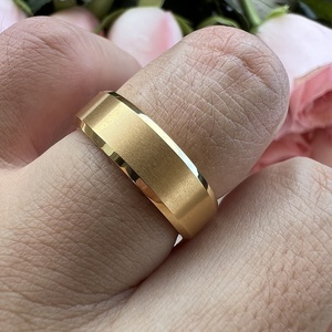 Bague <span class=keywords><strong>de</strong></span> fiançailles et <span class=keywords><strong>de</strong></span> mariage tendance en carbure <span class=keywords><strong>de</strong></span> tungstène doré, finition mate biseautée 6 mm, vente en gros, pour hommes et femmes, par Coolstyle Jewelry - Product Image 6
