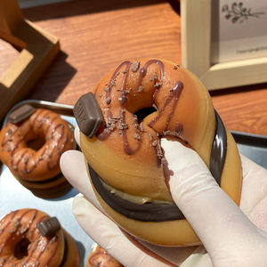 Juguete antiestrés de chocolate en forma de bagel, pan de simulación suave para apretar, juguete sensorial de donut para apretar - Product Image 3