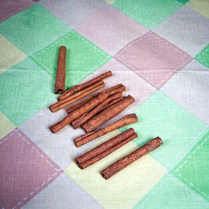 Canela india en varillas de cosecha fresca, especias naturales premium de Gujarat, 1 kg para compradores mayoristas, minoristas y fabricantes de alimentos - Product Image 1